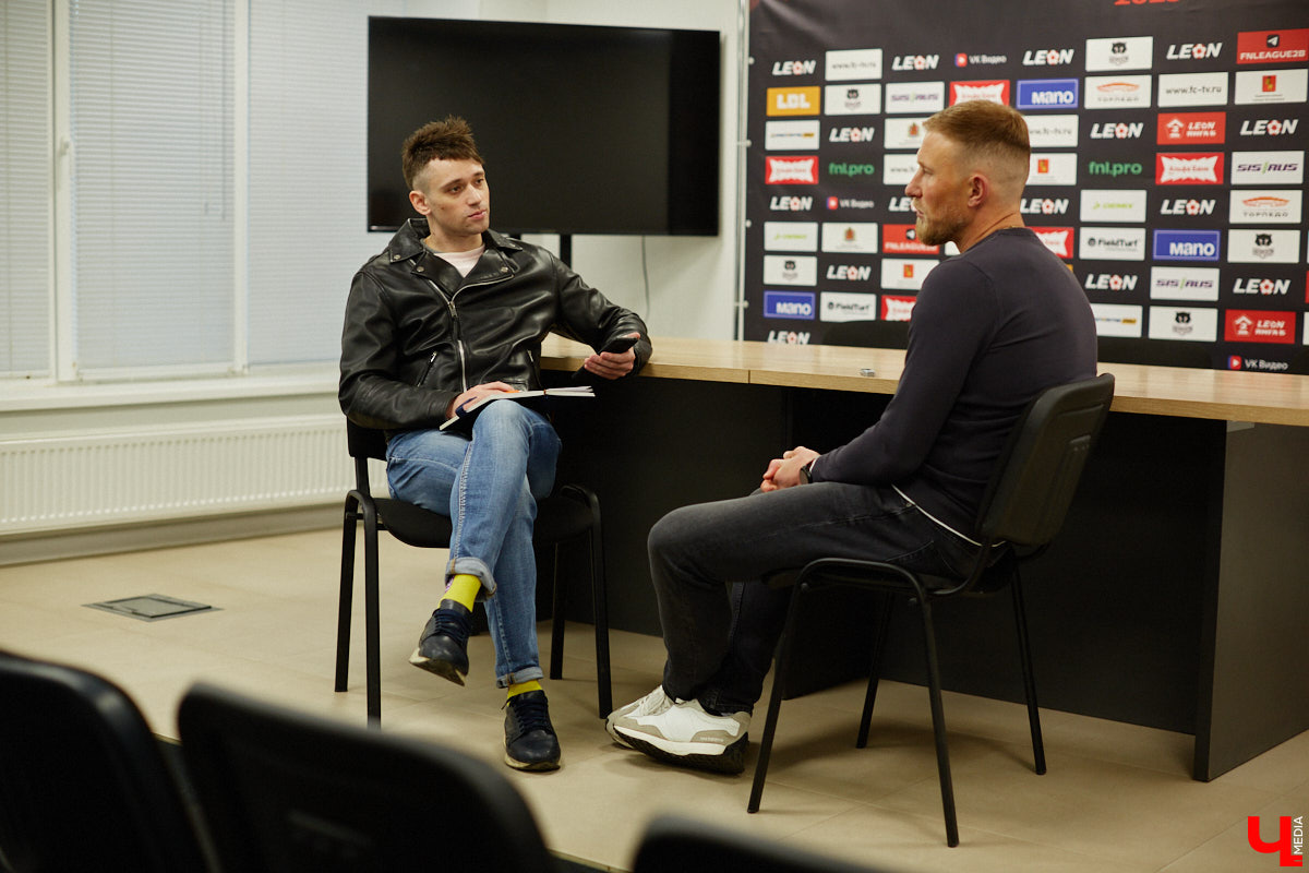 За свою карьеру только во владимирском «Торпедо» он провел 475 официальных игр, забив 53 гола. Победы, поражения, травмы, медали, смена команд — чего только не было за это время! Сейчас Иван Каратыгин директор футбольного клуба, за который выступал с начала своей карьеры, «Торпедо-Владимир». Пришла его очередь найти ответы на неудобные вопросы «Ключ-Медиа».