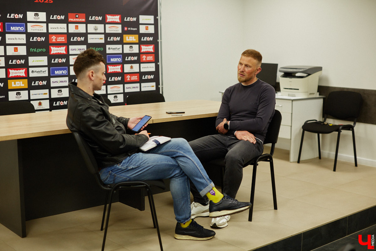 За свою карьеру только во владимирском «Торпедо» он провел 475 официальных игр, забив 53 гола. Победы, поражения, травмы, медали, смена команд — чего только не было за это время! Сейчас Иван Каратыгин директор футбольного клуба, за который выступал с начала своей карьеры, «Торпедо-Владимир». Пришла его очередь найти ответы на неудобные вопросы «Ключ-Медиа».