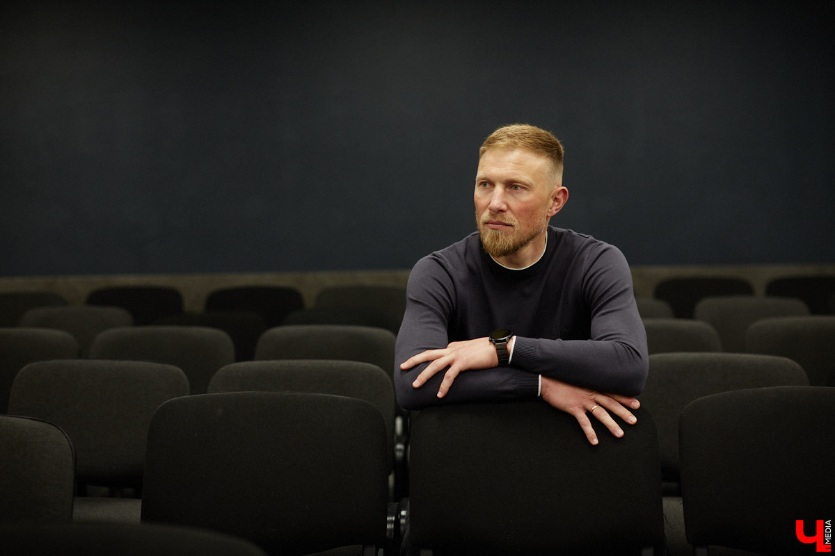 За свою карьеру только во владимирском «Торпедо» он провел 475 официальных игр, забив 53 гола. Победы, поражения, травмы, медали, смена команд — чего только не было за это время! Сейчас Иван Каратыгин директор футбольного клуба, за который выступал с начала своей карьеры, «Торпедо-Владимир». Пришла его очередь найти ответы на неудобные вопросы «Ключ-Медиа».