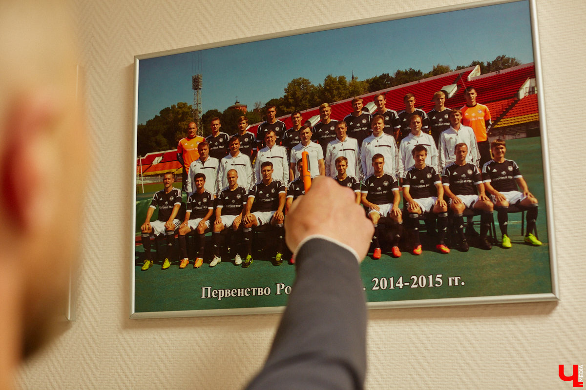 За свою карьеру только во владимирском «Торпедо» он провел 475 официальных игр, забив 53 гола. Победы, поражения, травмы, медали, смена команд — чего только не было за это время! Сейчас Иван Каратыгин директор футбольного клуба, за который выступал с начала своей карьеры, «Торпедо-Владимир». Пришла его очередь найти ответы на неудобные вопросы «Ключ-Медиа».