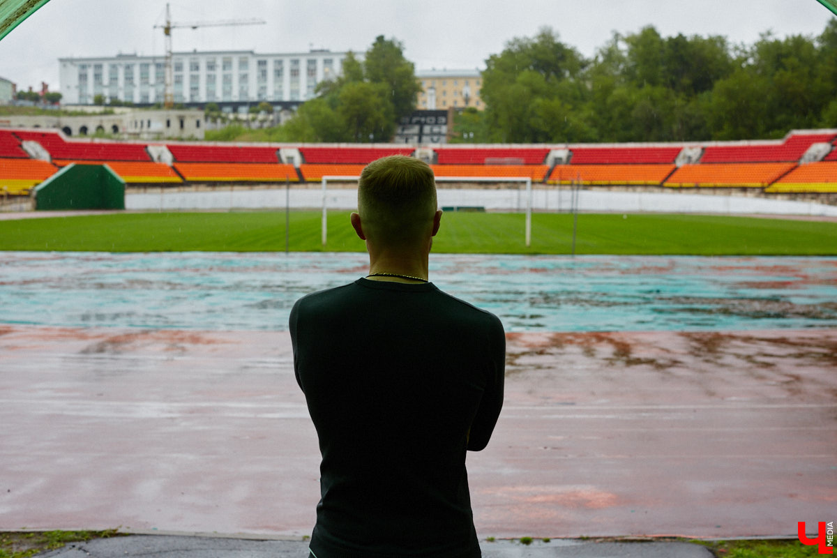 За свою карьеру только во владимирском «Торпедо» он провел 475 официальных игр, забив 53 гола. Победы, поражения, травмы, медали, смена команд — чего только не было за это время! Сейчас Иван Каратыгин директор футбольного клуба, за который выступал с начала своей карьеры, «Торпедо-Владимир». Пришла его очередь найти ответы на неудобные вопросы «Ключ-Медиа».