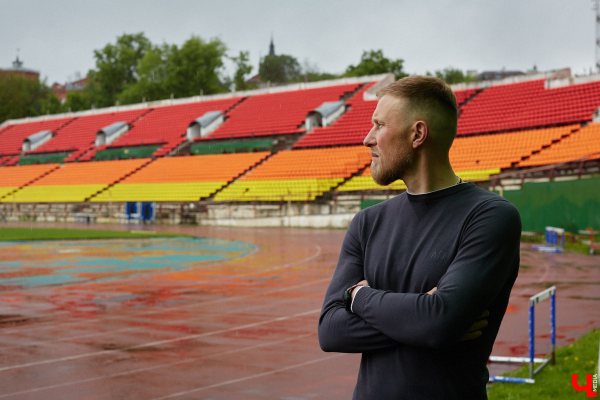 За свою карьеру только во владимирском «Торпедо» он провел 475 официальных игр, забив 53 гола. Победы, поражения, травмы, медали, смена команд — чего только не было за это время! Сейчас Иван Каратыгин директор футбольного клуба, за который выступал с начала своей карьеры, «Торпедо-Владимир». Пришла его очередь найти ответы на неудобные вопросы «Ключ-Медиа».