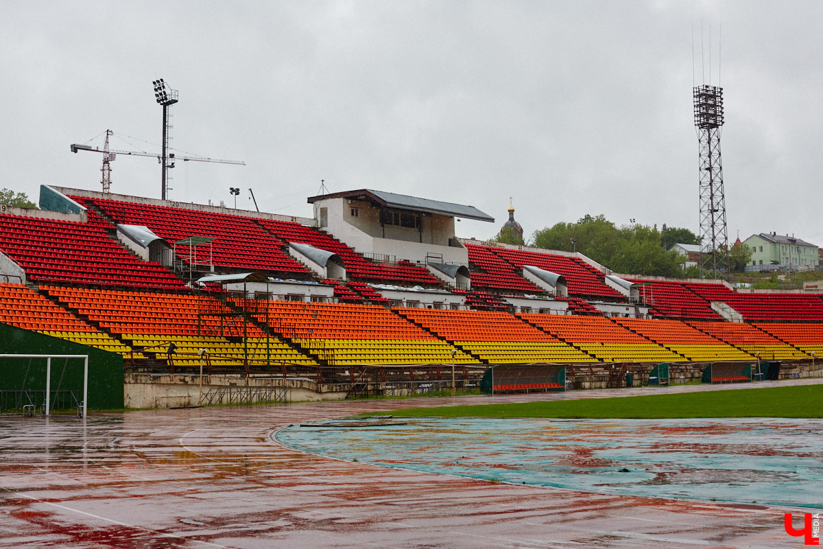 За свою карьеру только во владимирском «Торпедо» он провел 475 официальных игр, забив 53 гола. Победы, поражения, травмы, медали, смена команд — чего только не было за это время! Сейчас Иван Каратыгин директор футбольного клуба, за который выступал с начала своей карьеры, «Торпедо-Владимир». Пришла его очередь найти ответы на неудобные вопросы «Ключ-Медиа».