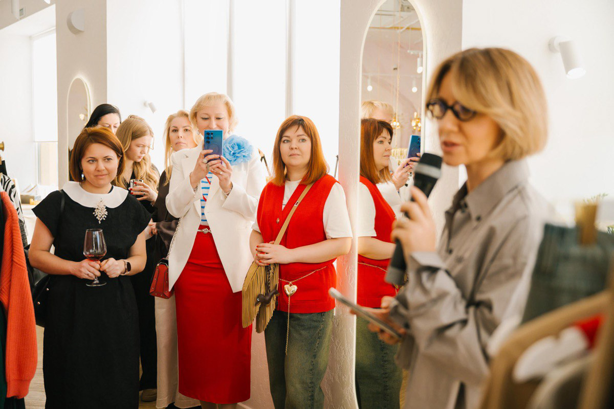 «Офлайн — новый черный» — все чаще эта мантра звучит в фешен-мире. Тренд на живое общение, который набирал обороты последние пару лет, в этом году вышел на свой пик. Инфлюенсер и одна из самых модных девушек Владимира, Рената Нарзиева, формирует модное сообщество вокруг собственного бутика «Астрель» и возрождает традицию эксклюзивных встреч с лекциями интересных экспертов, знакомством с дизайнерами, мастер-классами и гастроужинами.