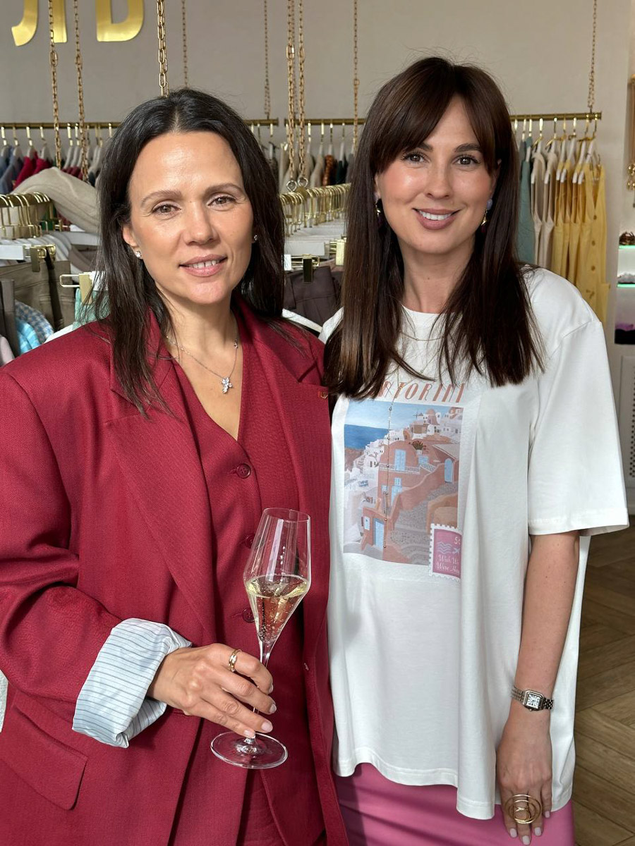 «Офлайн — новый черный» — все чаще эта мантра звучит в фешен-мире. Тренд на живое общение, который набирал обороты последние пару лет, в этом году вышел на свой пик. Инфлюенсер и одна из самых модных девушек Владимира, Рената Нарзиева, формирует модное сообщество вокруг собственного бутика «Астрель» и возрождает традицию эксклюзивных встреч с лекциями интересных экспертов, знакомством с дизайнерами, мастер-классами и гастроужинами.