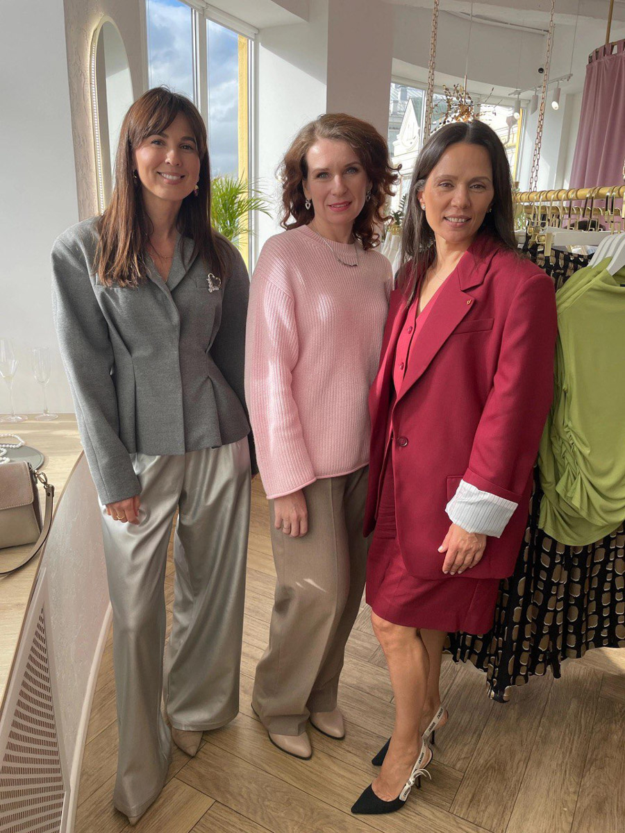 «Офлайн — новый черный» — все чаще эта мантра звучит в фешен-мире. Тренд на живое общение, который набирал обороты последние пару лет, в этом году вышел на свой пик. Инфлюенсер и одна из самых модных девушек Владимира, Рената Нарзиева, формирует модное сообщество вокруг собственного бутика «Астрель» и возрождает традицию эксклюзивных встреч с лекциями интересных экспертов, знакомством с дизайнерами, мастер-классами и гастроужинами.