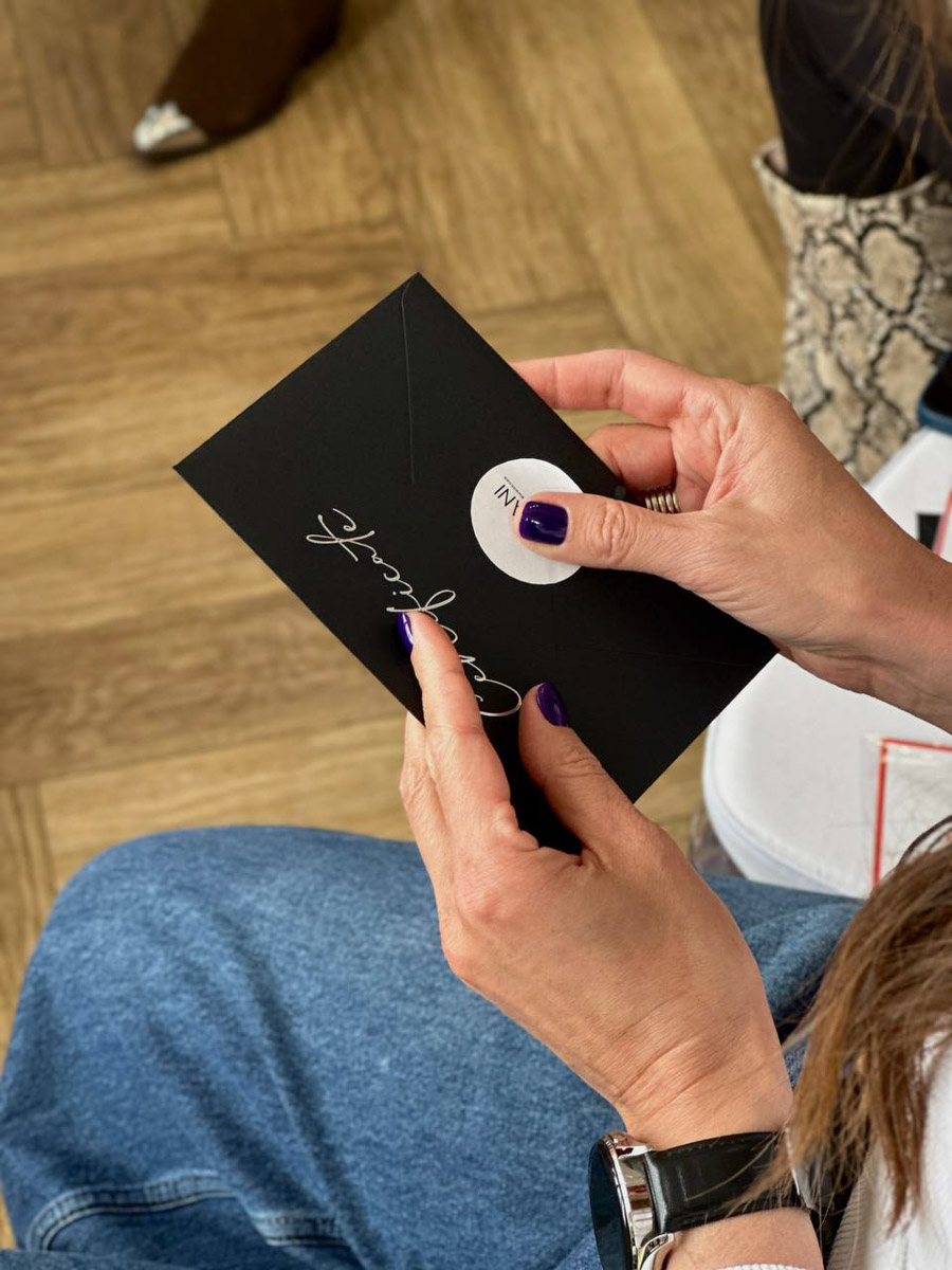 «Офлайн — новый черный» — все чаще эта мантра звучит в фешен-мире. Тренд на живое общение, который набирал обороты последние пару лет, в этом году вышел на свой пик. Инфлюенсер и одна из самых модных девушек Владимира, Рената Нарзиева, формирует модное сообщество вокруг собственного бутика «Астрель» и возрождает традицию эксклюзивных встреч с лекциями интересных экспертов, знакомством с дизайнерами, мастер-классами и гастроужинами.