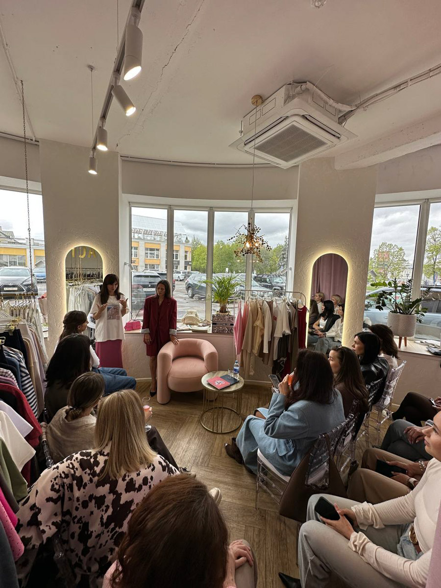 «Офлайн — новый черный» — все чаще эта мантра звучит в фешен-мире. Тренд на живое общение, который набирал обороты последние пару лет, в этом году вышел на свой пик. Инфлюенсер и одна из самых модных девушек Владимира, Рената Нарзиева, формирует модное сообщество вокруг собственного бутика «Астрель» и возрождает традицию эксклюзивных встреч с лекциями интересных экспертов, знакомством с дизайнерами, мастер-классами и гастроужинами.