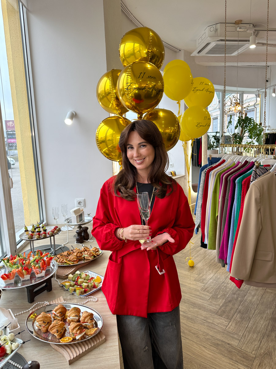 «Офлайн — новый черный» — все чаще эта мантра звучит в фешен-мире. Тренд на живое общение, который набирал обороты последние пару лет, в этом году вышел на свой пик. Инфлюенсер и одна из самых модных девушек Владимира, Рената Нарзиева, формирует модное сообщество вокруг собственного бутика «Астрель» и возрождает традицию эксклюзивных встреч с лекциями интересных экспертов, знакомством с дизайнерами, мастер-классами и гастроужинами.