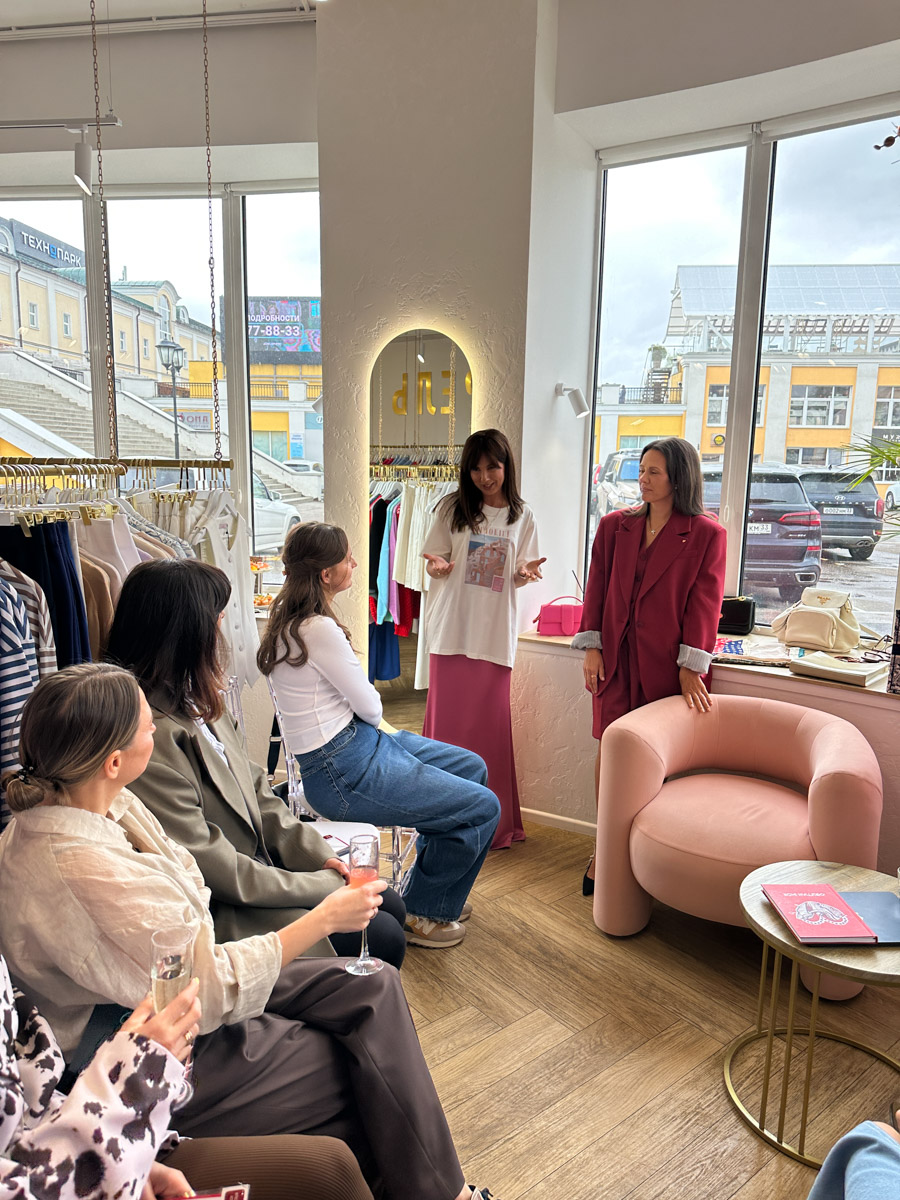 «Офлайн — новый черный» — все чаще эта мантра звучит в фешен-мире. Тренд на живое общение, который набирал обороты последние пару лет, в этом году вышел на свой пик. Инфлюенсер и одна из самых модных девушек Владимира, Рената Нарзиева, формирует модное сообщество вокруг собственного бутика «Астрель» и возрождает традицию эксклюзивных встреч с лекциями интересных экспертов, знакомством с дизайнерами, мастер-классами и гастроужинами.