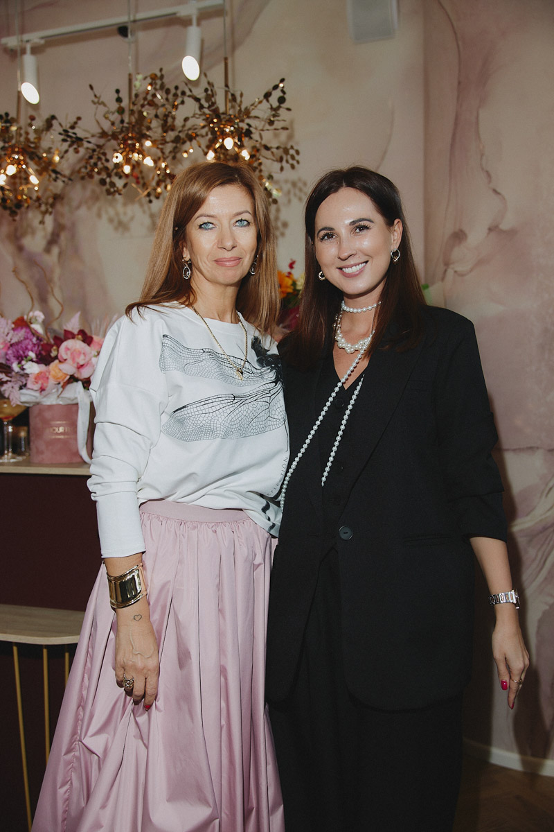 «Офлайн — новый черный» — все чаще эта мантра звучит в фешен-мире. Тренд на живое общение, который набирал обороты последние пару лет, в этом году вышел на свой пик. Инфлюенсер и одна из самых модных девушек Владимира, Рената Нарзиева, формирует модное сообщество вокруг собственного бутика «Астрель» и возрождает традицию эксклюзивных встреч с лекциями интересных экспертов, знакомством с дизайнерами, мастер-классами и гастроужинами.