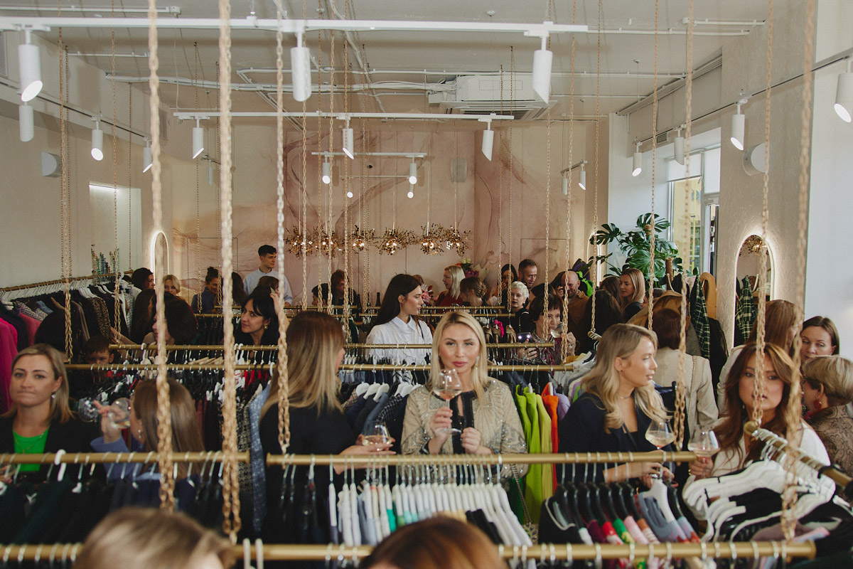 «Офлайн — новый черный» — все чаще эта мантра звучит в фешен-мире. Тренд на живое общение, который набирал обороты последние пару лет, в этом году вышел на свой пик. Инфлюенсер и одна из самых модных девушек Владимира, Рената Нарзиева, формирует модное сообщество вокруг собственного бутика «Астрель» и возрождает традицию эксклюзивных встреч с лекциями интересных экспертов, знакомством с дизайнерами, мастер-классами и гастроужинами.