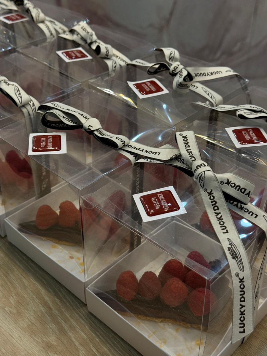 «Офлайн — новый черный» — все чаще эта мантра звучит в фешен-мире. Тренд на живое общение, который набирал обороты последние пару лет, в этом году вышел на свой пик. Инфлюенсер и одна из самых модных девушек Владимира, Рената Нарзиева, формирует модное сообщество вокруг собственного бутика «Астрель» и возрождает традицию эксклюзивных встреч с лекциями интересных экспертов, знакомством с дизайнерами, мастер-классами и гастроужинами.