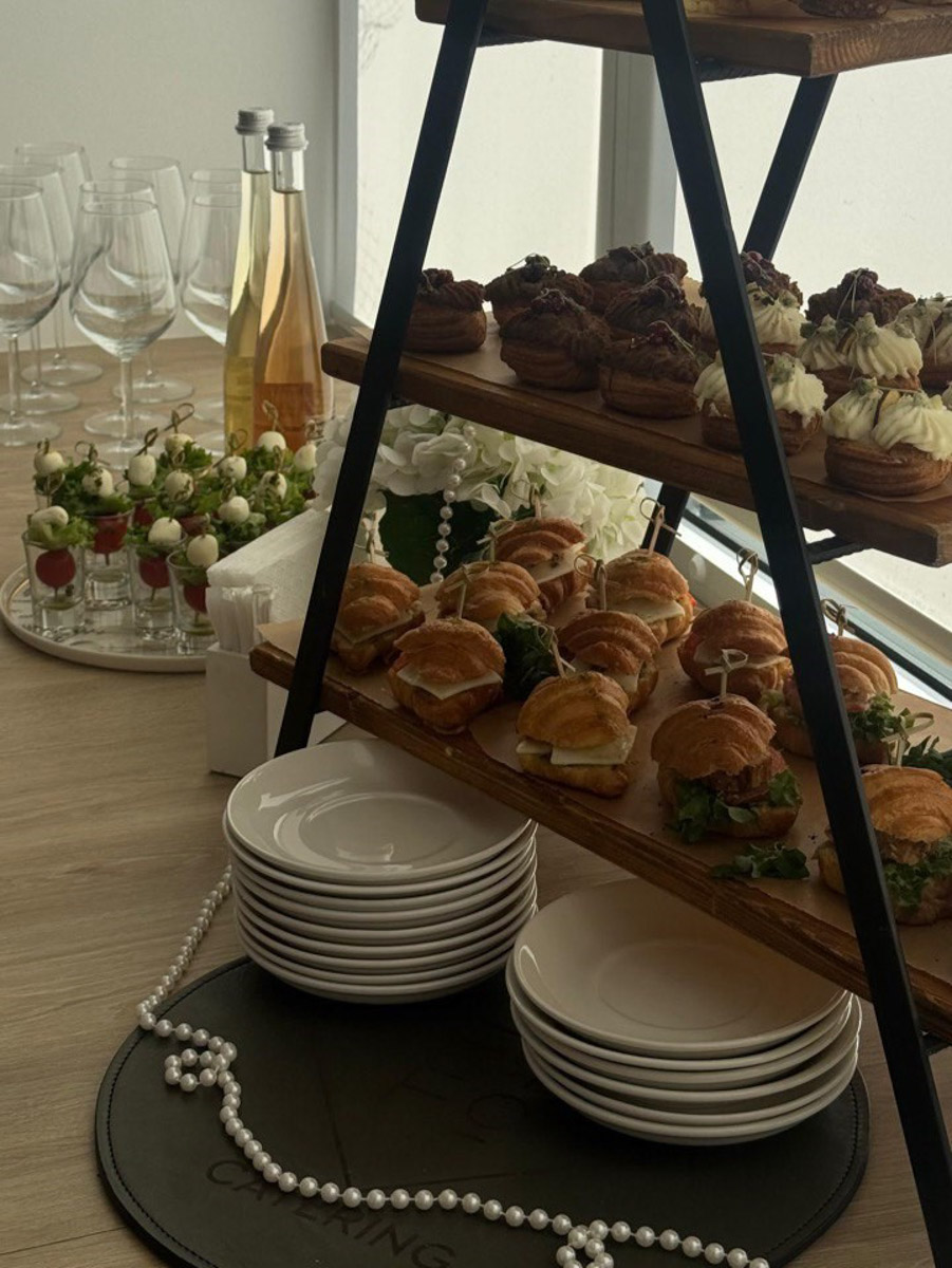 «Офлайн — новый черный» — все чаще эта мантра звучит в фешен-мире. Тренд на живое общение, который набирал обороты последние пару лет, в этом году вышел на свой пик. Инфлюенсер и одна из самых модных девушек Владимира, Рената Нарзиева, формирует модное сообщество вокруг собственного бутика «Астрель» и возрождает традицию эксклюзивных встреч с лекциями интересных экспертов, знакомством с дизайнерами, мастер-классами и гастроужинами.