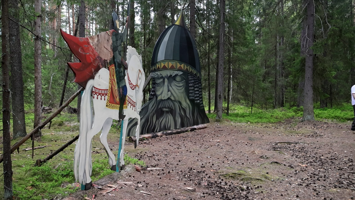 Куда отправиться на длительную летнюю прогулку, не покидая пределы 33-го региона? Готовы поделиться идеями. Если вам по душе уединение и тишина, предлагаем отметить на карте сразу две точки, куда непременно стоит отправиться, чтобы вдоволь насладиться свежим воздухом, щебетанием птиц и зеленью, столь отрадной для глаз. Речь о пеших экологических тропах.