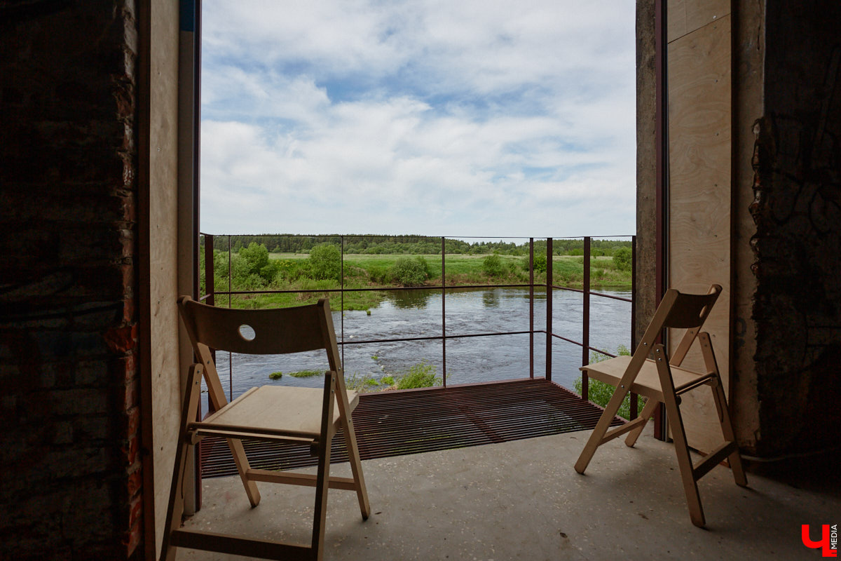 Не раз доказывали, что заброшка может стать точкой притяжения. Яркий тому пример — руины, оставшиеся от ГЭС, в селе Заполицы. Силами креативно мыслящих людей их превратили в арт-пространство. «Ключ-Медиа» пообщался с местным куратором Анастасией Вавиловой и узнал, кому и для чего сюда также стоит заглянуть.