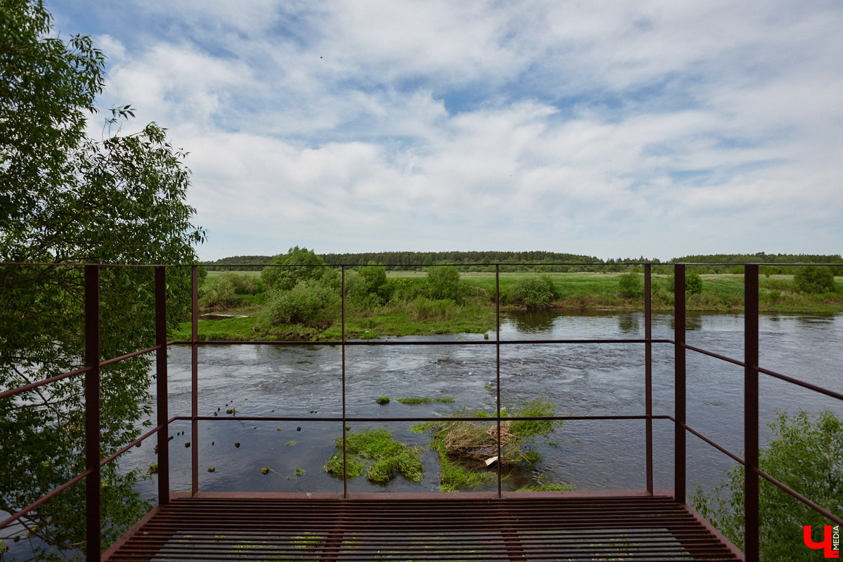 Не раз доказывали, что заброшка может стать точкой притяжения. Яркий тому пример — руины, оставшиеся от ГЭС, в селе Заполицы. Силами креативно мыслящих людей их превратили в арт-пространство. «Ключ-Медиа» пообщался с местным куратором Анастасией Вавиловой и узнал, кому и для чего сюда также стоит заглянуть.