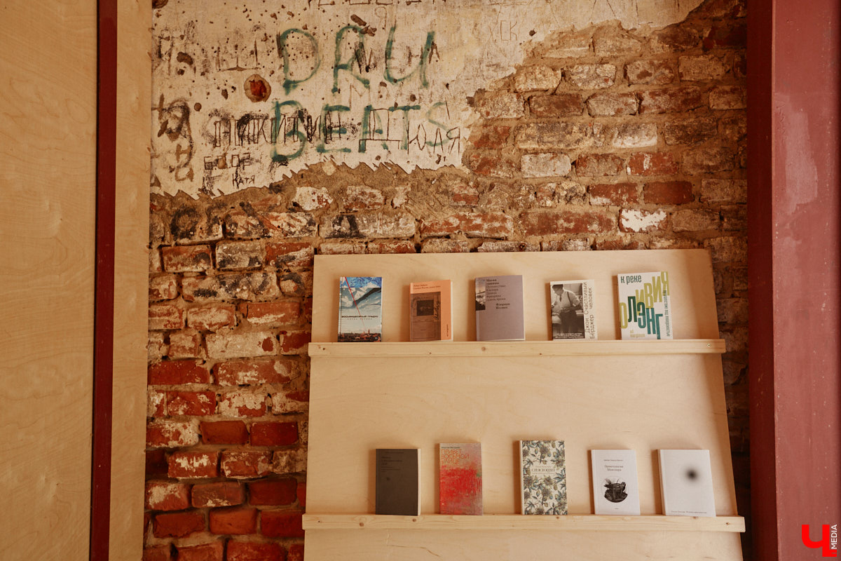 Не раз доказывали, что заброшка может стать точкой притяжения. Яркий тому пример — руины, оставшиеся от ГЭС, в селе Заполицы. Силами креативно мыслящих людей их превратили в арт-пространство. «Ключ-Медиа» пообщался с местным куратором Анастасией Вавиловой и узнал, кому и для чего сюда также стоит заглянуть.