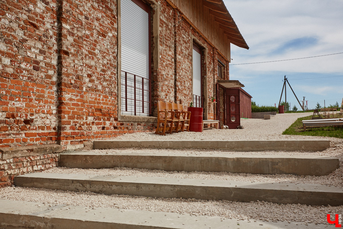 Не раз доказывали, что заброшка может стать точкой притяжения. Яркий тому пример — руины, оставшиеся от ГЭС, в селе Заполицы. Силами креативно мыслящих людей их превратили в арт-пространство. «Ключ-Медиа» пообщался с местным куратором Анастасией Вавиловой и узнал, кому и для чего сюда также стоит заглянуть.