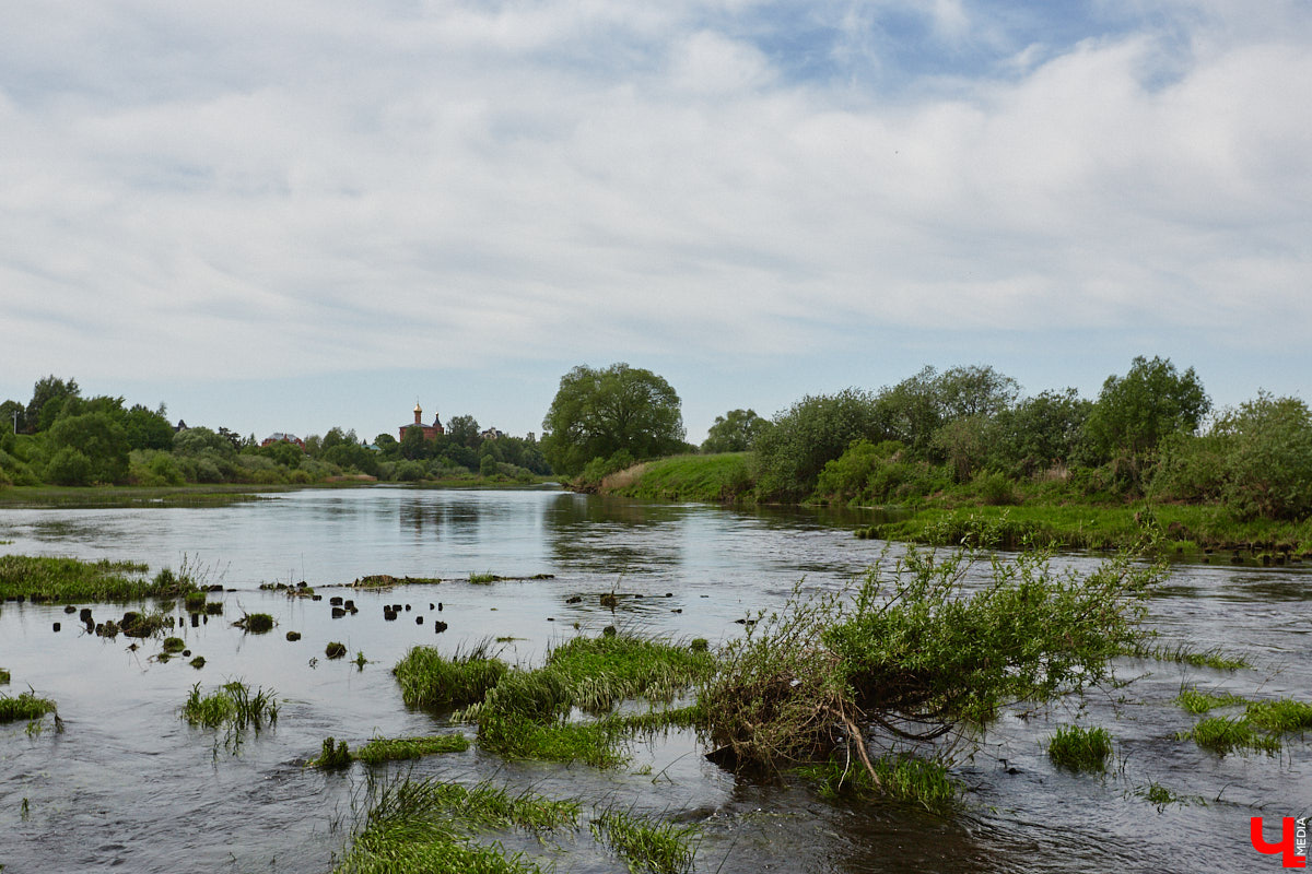 Не раз доказывали, что заброшка может стать точкой притяжения. Яркий тому пример — руины, оставшиеся от ГЭС, в селе Заполицы. Силами креативно мыслящих людей их превратили в арт-пространство. «Ключ-Медиа» пообщался с местным куратором Анастасией Вавиловой и узнал, кому и для чего сюда также стоит заглянуть.