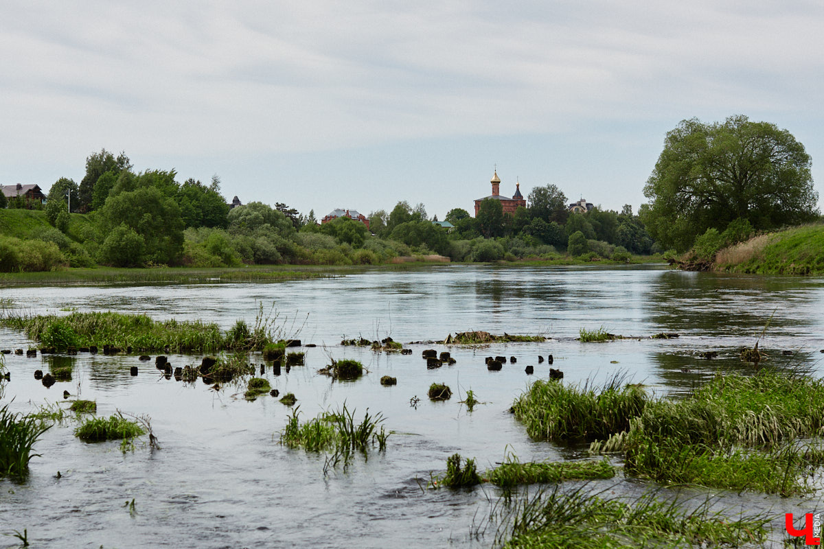 Не раз доказывали, что заброшка может стать точкой притяжения. Яркий тому пример — руины, оставшиеся от ГЭС, в селе Заполицы. Силами креативно мыслящих людей их превратили в арт-пространство. «Ключ-Медиа» пообщался с местным куратором Анастасией Вавиловой и узнал, кому и для чего сюда также стоит заглянуть.