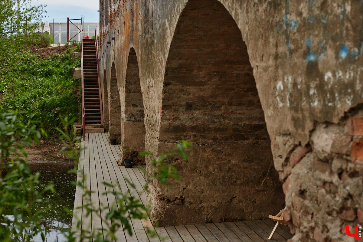 Не раз доказывали, что заброшка может стать точкой притяжения. Яркий тому пример — руины, оставшиеся от ГЭС, в селе Заполицы. Силами креативно мыслящих людей их превратили в арт-пространство. «Ключ-Медиа» пообщался с местным куратором Анастасией Вавиловой и узнал, кому и для чего сюда также стоит заглянуть.