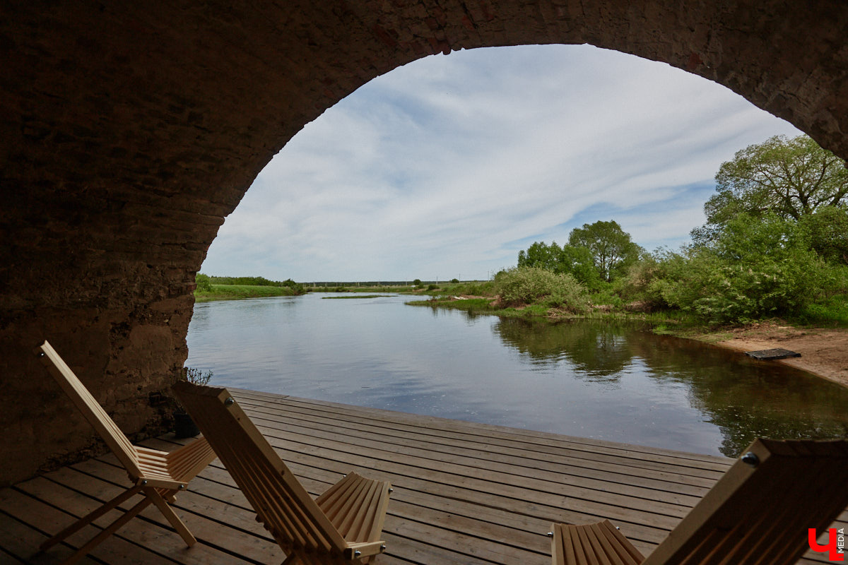 Не раз доказывали, что заброшка может стать точкой притяжения. Яркий тому пример — руины, оставшиеся от ГЭС, в селе Заполицы. Силами креативно мыслящих людей их превратили в арт-пространство. «Ключ-Медиа» пообщался с местным куратором Анастасией Вавиловой и узнал, кому и для чего сюда также стоит заглянуть.