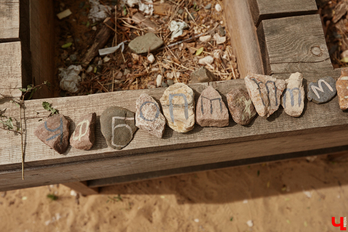 Не раз доказывали, что заброшка может стать точкой притяжения. Яркий тому пример — руины, оставшиеся от ГЭС, в селе Заполицы. Силами креативно мыслящих людей их превратили в арт-пространство. «Ключ-Медиа» пообщался с местным куратором Анастасией Вавиловой и узнал, кому и для чего сюда также стоит заглянуть.