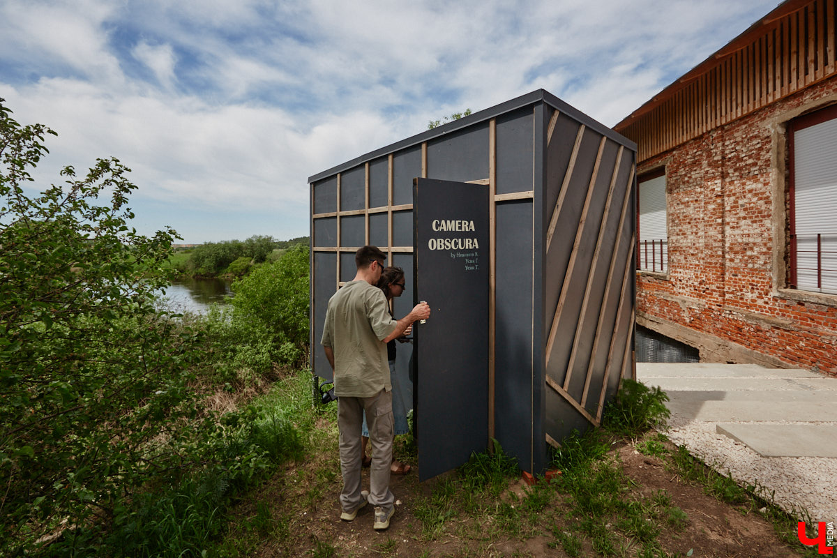 Не раз доказывали, что заброшка может стать точкой притяжения. Яркий тому пример — руины, оставшиеся от ГЭС, в селе Заполицы. Силами креативно мыслящих людей их превратили в арт-пространство. «Ключ-Медиа» пообщался с местным куратором Анастасией Вавиловой и узнал, кому и для чего сюда также стоит заглянуть.