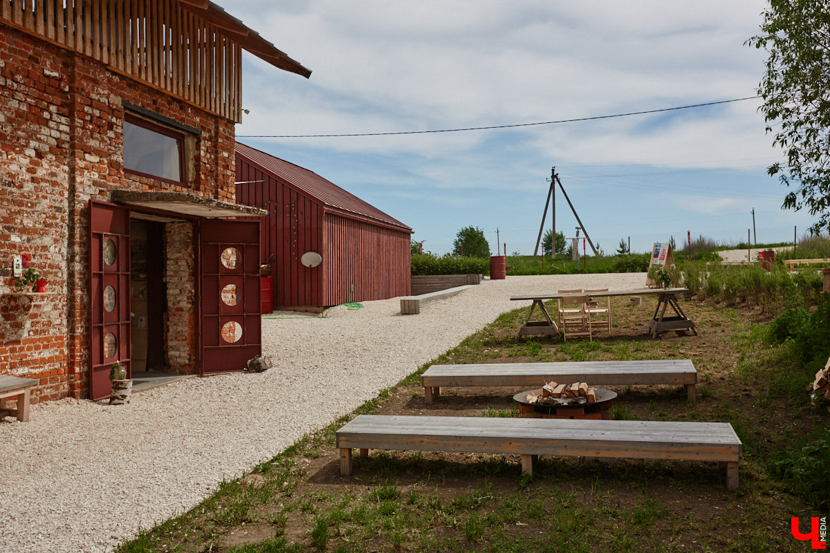 Не раз доказывали, что заброшка может стать точкой притяжения. Яркий тому пример — руины, оставшиеся от ГЭС, в селе Заполицы. Силами креативно мыслящих людей их превратили в арт-пространство. «Ключ-Медиа» пообщался с местным куратором Анастасией Вавиловой и узнал, кому и для чего сюда также стоит заглянуть.