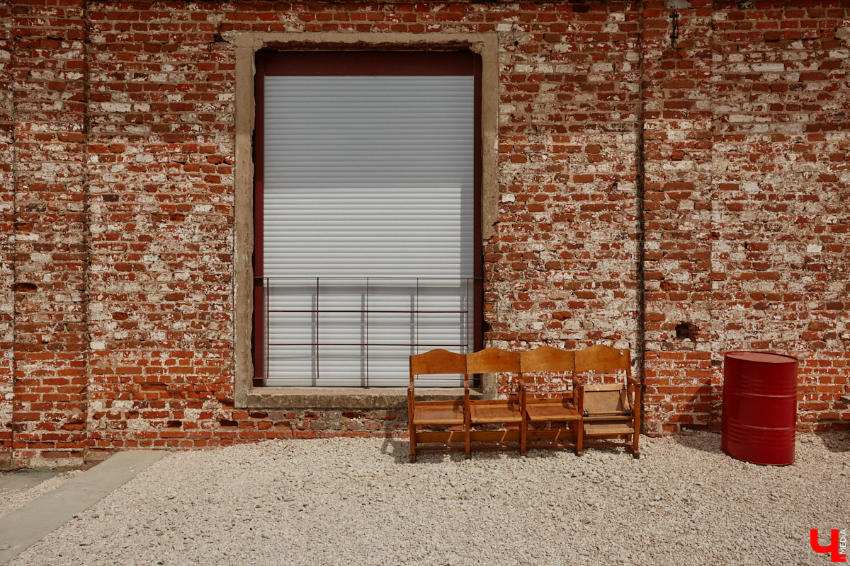 Не раз доказывали, что заброшка может стать точкой притяжения. Яркий тому пример — руины, оставшиеся от ГЭС, в селе Заполицы. Силами креативно мыслящих людей их превратили в арт-пространство. «Ключ-Медиа» пообщался с местным куратором Анастасией Вавиловой и узнал, кому и для чего сюда также стоит заглянуть.