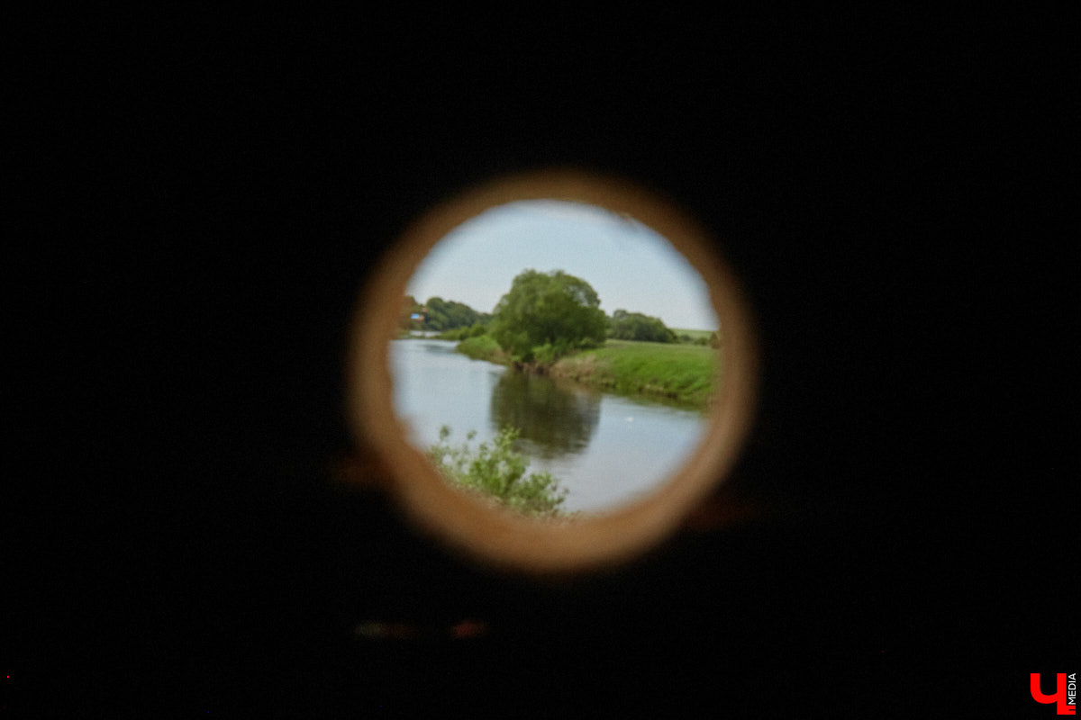 Не раз доказывали, что заброшка может стать точкой притяжения. Яркий тому пример — руины, оставшиеся от ГЭС, в селе Заполицы. Силами креативно мыслящих людей их превратили в арт-пространство. «Ключ-Медиа» пообщался с местным куратором Анастасией Вавиловой и узнал, кому и для чего сюда также стоит заглянуть.