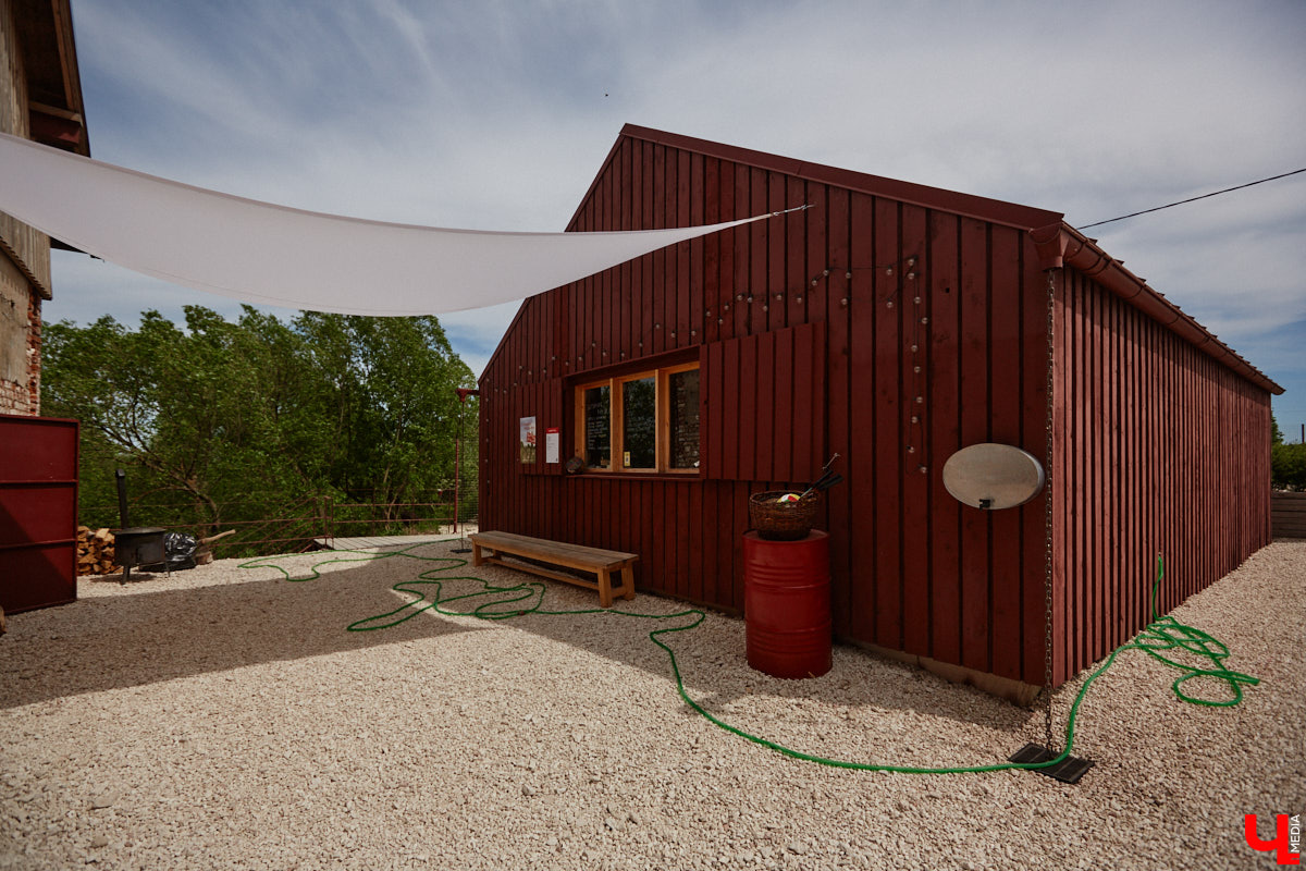 Не раз доказывали, что заброшка может стать точкой притяжения. Яркий тому пример — руины, оставшиеся от ГЭС, в селе Заполицы. Силами креативно мыслящих людей их превратили в арт-пространство. «Ключ-Медиа» пообщался с местным куратором Анастасией Вавиловой и узнал, кому и для чего сюда также стоит заглянуть.