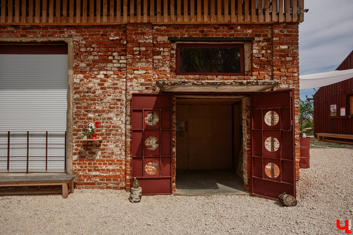 Не раз доказывали, что заброшка может стать точкой притяжения. Яркий тому пример — руины, оставшиеся от ГЭС, в селе Заполицы. Силами креативно мыслящих людей их превратили в арт-пространство. «Ключ-Медиа» пообщался с местным куратором Анастасией Вавиловой и узнал, кому и для чего сюда также стоит заглянуть.