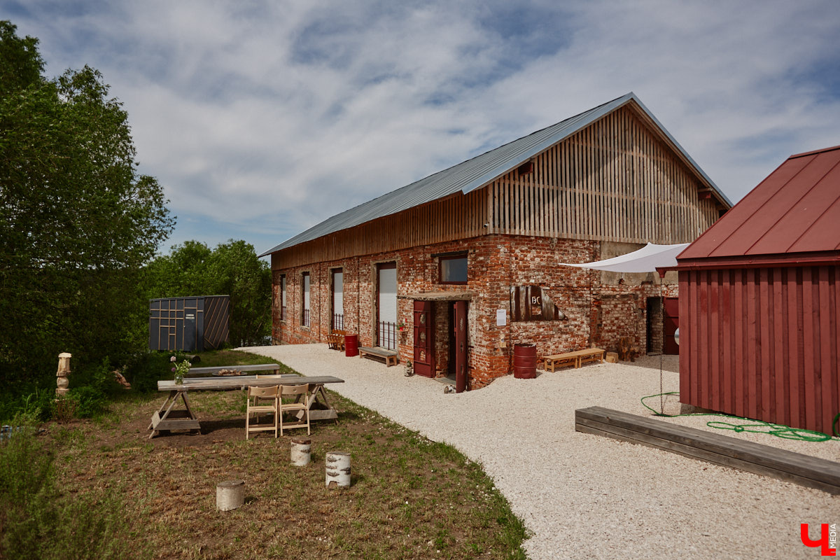 Не раз доказывали, что заброшка может стать точкой притяжения. Яркий тому пример — руины, оставшиеся от ГЭС, в селе Заполицы. Силами креативно мыслящих людей их превратили в арт-пространство. «Ключ-Медиа» пообщался с местным куратором Анастасией Вавиловой и узнал, кому и для чего сюда также стоит заглянуть.