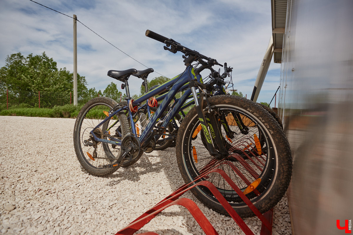 Не раз доказывали, что заброшка может стать точкой притяжения. Яркий тому пример — руины, оставшиеся от ГЭС, в селе Заполицы. Силами креативно мыслящих людей их превратили в арт-пространство. «Ключ-Медиа» пообщался с местным куратором Анастасией Вавиловой и узнал, кому и для чего сюда также стоит заглянуть.