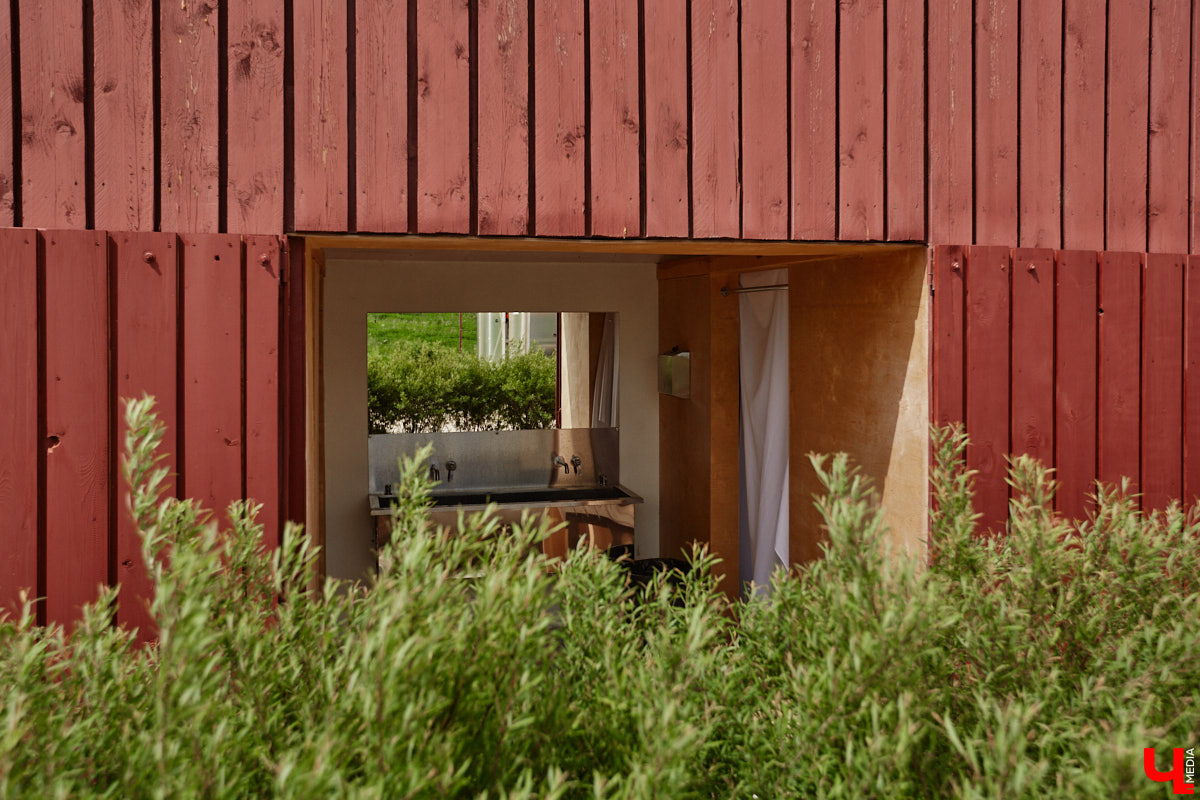 Не раз доказывали, что заброшка может стать точкой притяжения. Яркий тому пример — руины, оставшиеся от ГЭС, в селе Заполицы. Силами креативно мыслящих людей их превратили в арт-пространство. «Ключ-Медиа» пообщался с местным куратором Анастасией Вавиловой и узнал, кому и для чего сюда также стоит заглянуть.