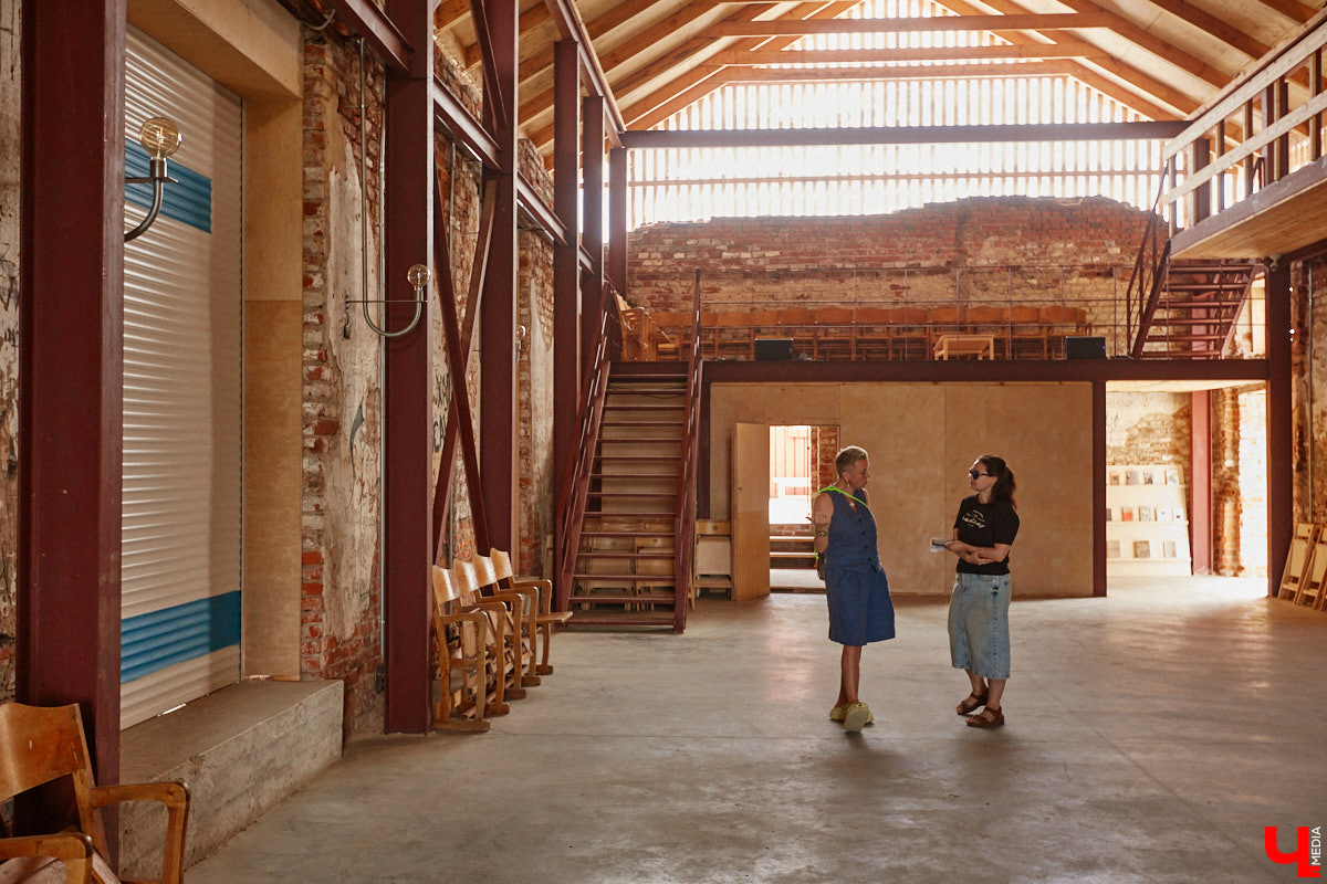 Не раз доказывали, что заброшка может стать точкой притяжения. Яркий тому пример — руины, оставшиеся от ГЭС, в селе Заполицы. Силами креативно мыслящих людей их превратили в арт-пространство. «Ключ-Медиа» пообщался с местным куратором Анастасией Вавиловой и узнал, кому и для чего сюда также стоит заглянуть.