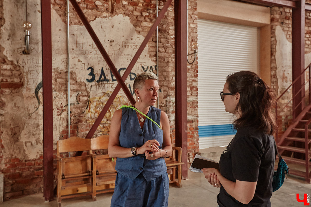 Не раз доказывали, что заброшка может стать точкой притяжения. Яркий тому пример — руины, оставшиеся от ГЭС, в селе Заполицы. Силами креативно мыслящих людей их превратили в арт-пространство. «Ключ-Медиа» пообщался с местным куратором Анастасией Вавиловой и узнал, кому и для чего сюда также стоит заглянуть.