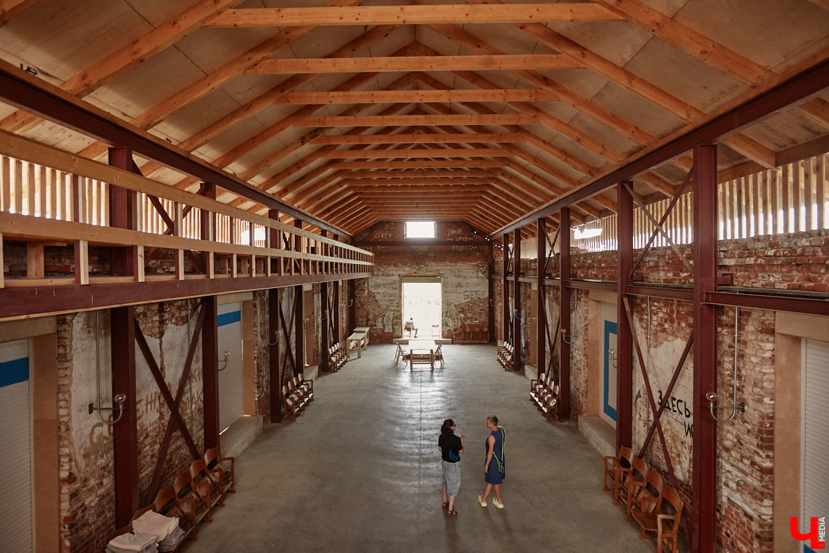 Не раз доказывали, что заброшка может стать точкой притяжения. Яркий тому пример — руины, оставшиеся от ГЭС, в селе Заполицы. Силами креативно мыслящих людей их превратили в арт-пространство. «Ключ-Медиа» пообщался с местным куратором Анастасией Вавиловой и узнал, кому и для чего сюда также стоит заглянуть.