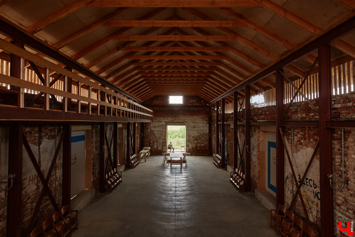 Не раз доказывали, что заброшка может стать точкой притяжения. Яркий тому пример — руины, оставшиеся от ГЭС, в селе Заполицы. Силами креативно мыслящих людей их превратили в арт-пространство. «Ключ-Медиа» пообщался с местным куратором Анастасией Вавиловой и узнал, кому и для чего сюда также стоит заглянуть.