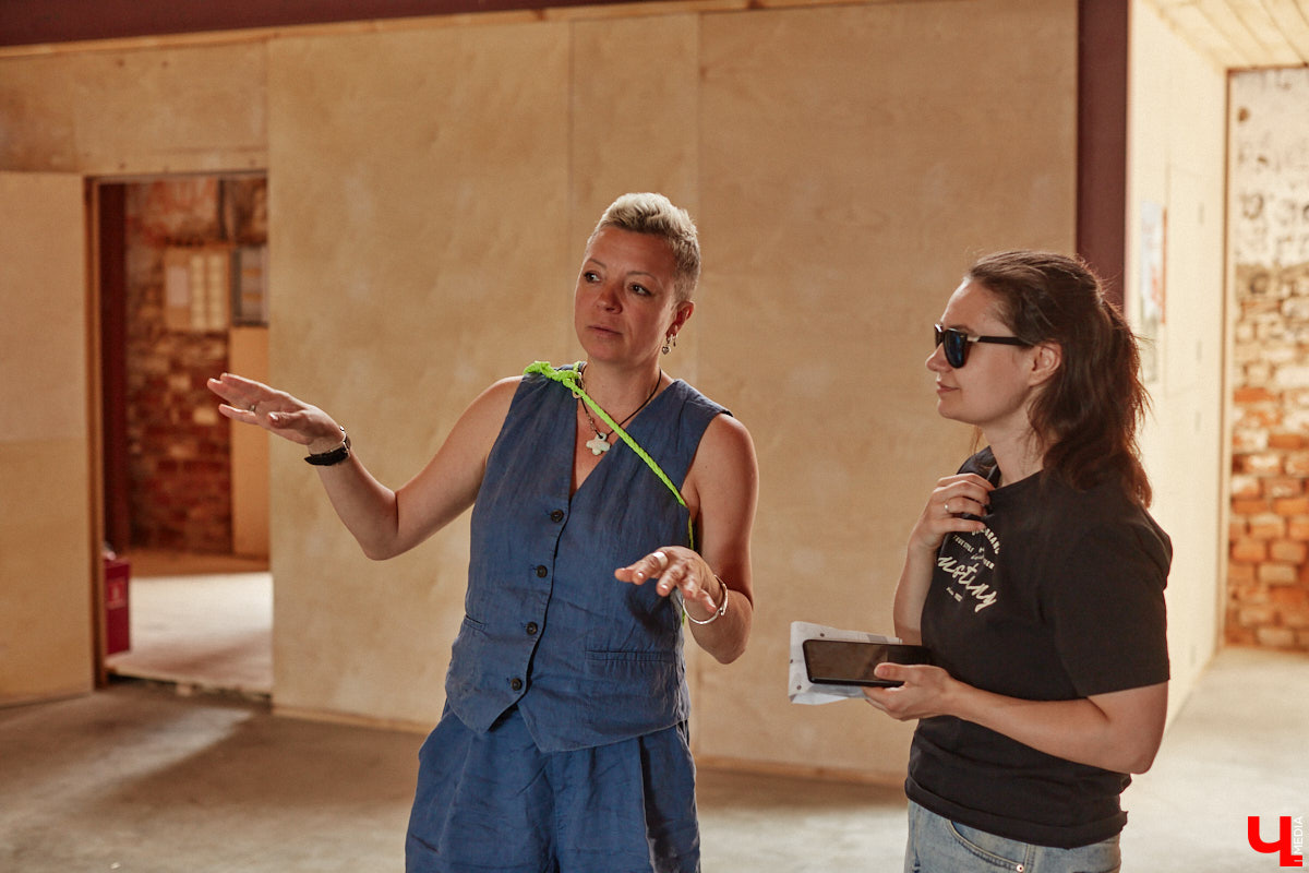 Не раз доказывали, что заброшка может стать точкой притяжения. Яркий тому пример — руины, оставшиеся от ГЭС, в селе Заполицы. Силами креативно мыслящих людей их превратили в арт-пространство. «Ключ-Медиа» пообщался с местным куратором Анастасией Вавиловой и узнал, кому и для чего сюда также стоит заглянуть.