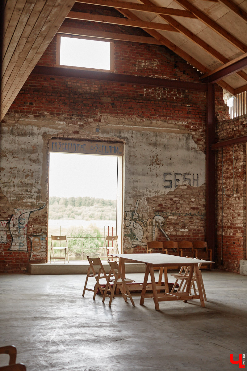 Не раз доказывали, что заброшка может стать точкой притяжения. Яркий тому пример — руины, оставшиеся от ГЭС, в селе Заполицы. Силами креативно мыслящих людей их превратили в арт-пространство. «Ключ-Медиа» пообщался с местным куратором Анастасией Вавиловой и узнал, кому и для чего сюда также стоит заглянуть.