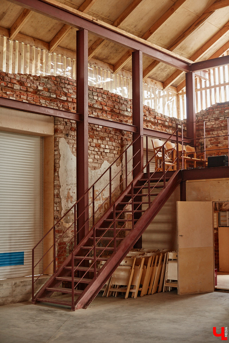 Не раз доказывали, что заброшка может стать точкой притяжения. Яркий тому пример — руины, оставшиеся от ГЭС, в селе Заполицы. Силами креативно мыслящих людей их превратили в арт-пространство. «Ключ-Медиа» пообщался с местным куратором Анастасией Вавиловой и узнал, кому и для чего сюда также стоит заглянуть.