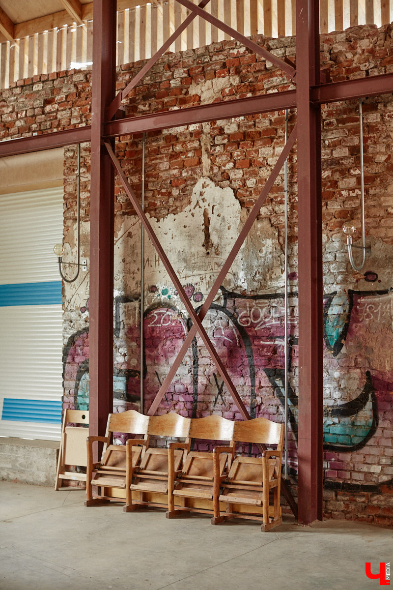 Не раз доказывали, что заброшка может стать точкой притяжения. Яркий тому пример — руины, оставшиеся от ГЭС, в селе Заполицы. Силами креативно мыслящих людей их превратили в арт-пространство. «Ключ-Медиа» пообщался с местным куратором Анастасией Вавиловой и узнал, кому и для чего сюда также стоит заглянуть.