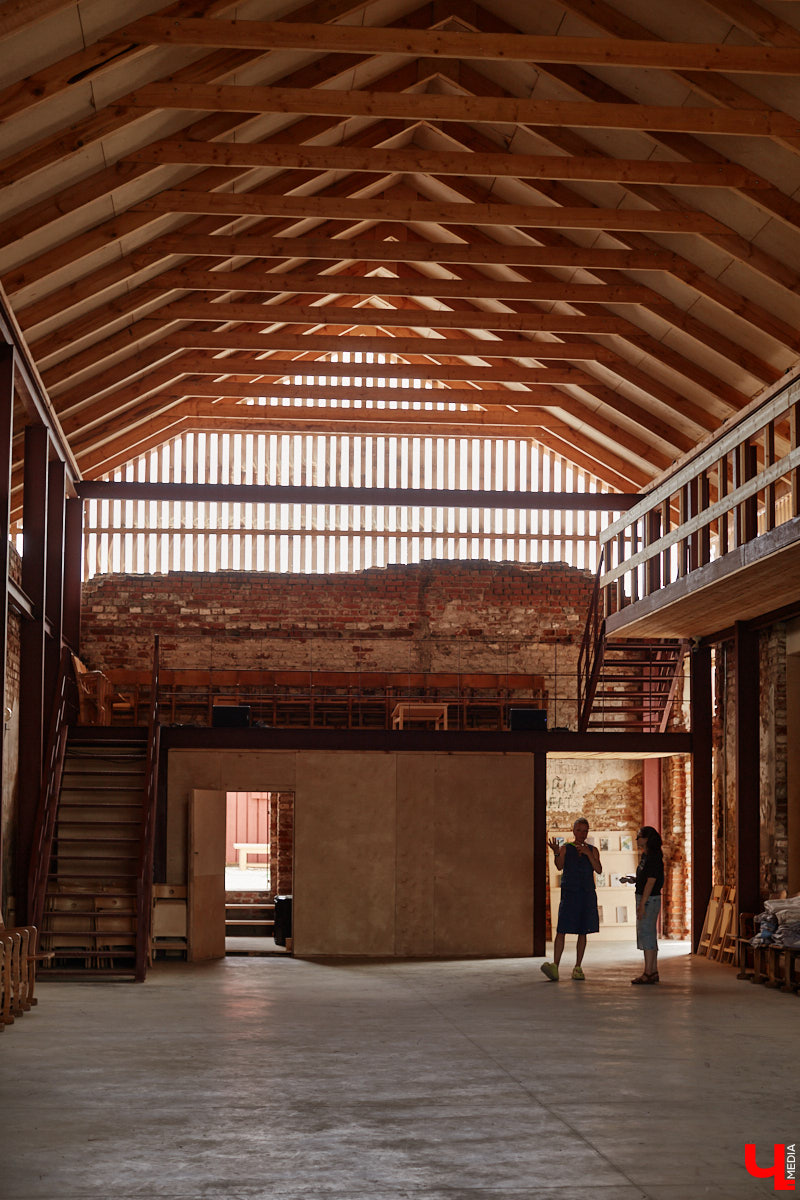 Не раз доказывали, что заброшка может стать точкой притяжения. Яркий тому пример — руины, оставшиеся от ГЭС, в селе Заполицы. Силами креативно мыслящих людей их превратили в арт-пространство. «Ключ-Медиа» пообщался с местным куратором Анастасией Вавиловой и узнал, кому и для чего сюда также стоит заглянуть.