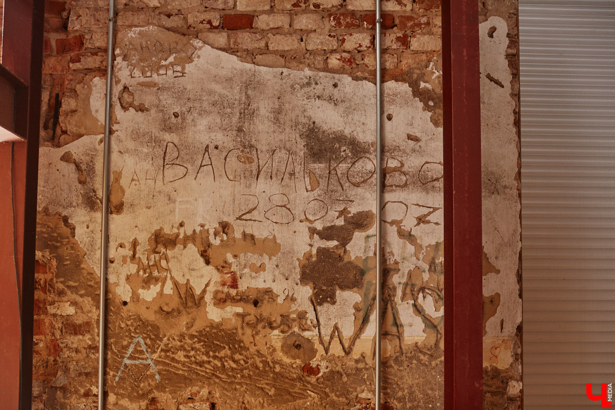 Не раз доказывали, что заброшка может стать точкой притяжения. Яркий тому пример — руины, оставшиеся от ГЭС, в селе Заполицы. Силами креативно мыслящих людей их превратили в арт-пространство. «Ключ-Медиа» пообщался с местным куратором Анастасией Вавиловой и узнал, кому и для чего сюда также стоит заглянуть.