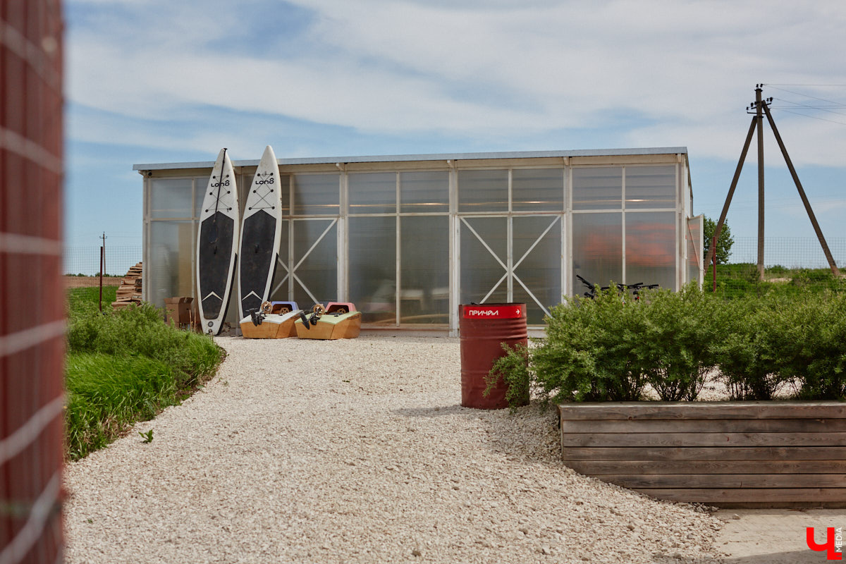 Не раз доказывали, что заброшка может стать точкой притяжения. Яркий тому пример — руины, оставшиеся от ГЭС, в селе Заполицы. Силами креативно мыслящих людей их превратили в арт-пространство. «Ключ-Медиа» пообщался с местным куратором Анастасией Вавиловой и узнал, кому и для чего сюда также стоит заглянуть.