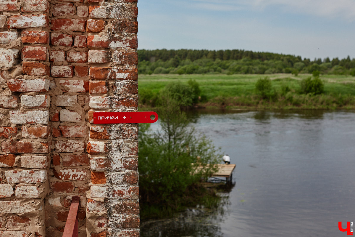 Не раз доказывали, что заброшка может стать точкой притяжения. Яркий тому пример — руины, оставшиеся от ГЭС, в селе Заполицы. Силами креативно мыслящих людей их превратили в арт-пространство. «Ключ-Медиа» пообщался с местным куратором Анастасией Вавиловой и узнал, кому и для чего сюда также стоит заглянуть.