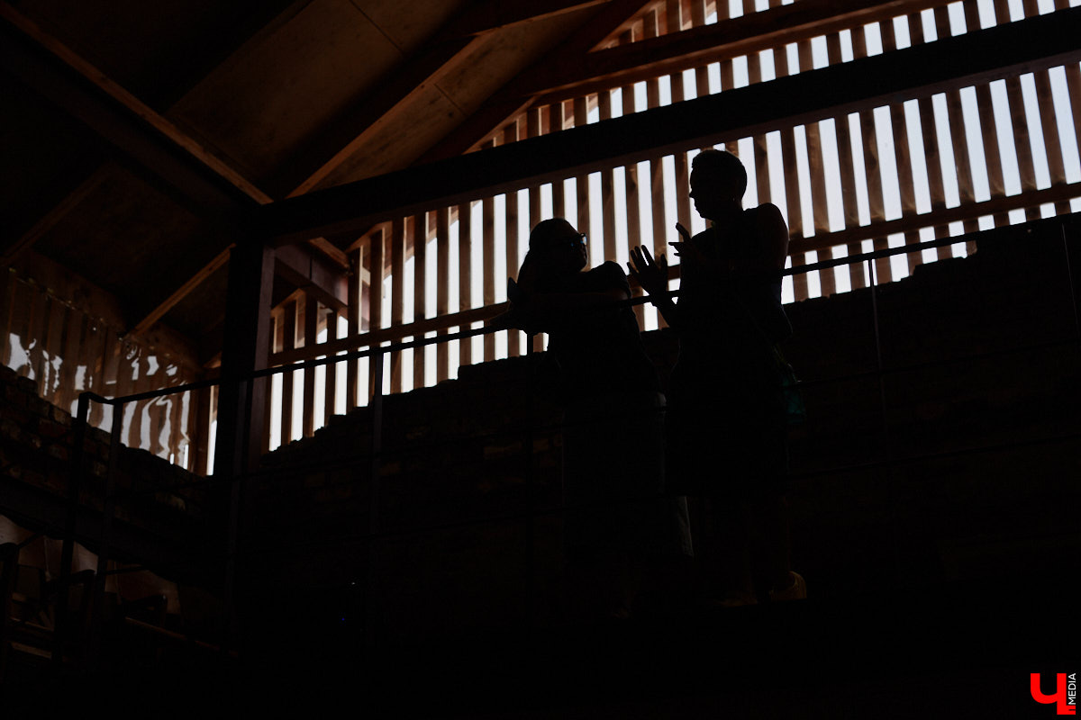 Не раз доказывали, что заброшка может стать точкой притяжения. Яркий тому пример — руины, оставшиеся от ГЭС, в селе Заполицы. Силами креативно мыслящих людей их превратили в арт-пространство. «Ключ-Медиа» пообщался с местным куратором Анастасией Вавиловой и узнал, кому и для чего сюда также стоит заглянуть.